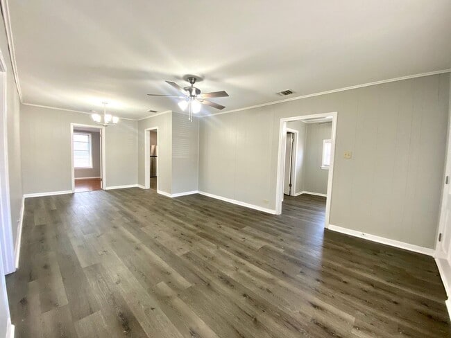 Building Photo - 3 Bedroom 3 bathroom Remodeled home ready to be loved