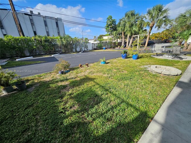 Building Photo - 733 NW 30th Ct