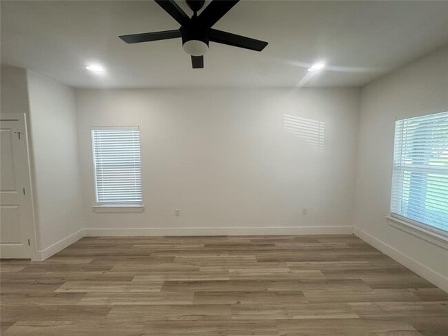 Building Photo - 715 E Live Oak St