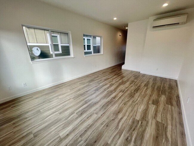 Building Photo - Spacious 2BD + Bonus Room Condo in Powellh...