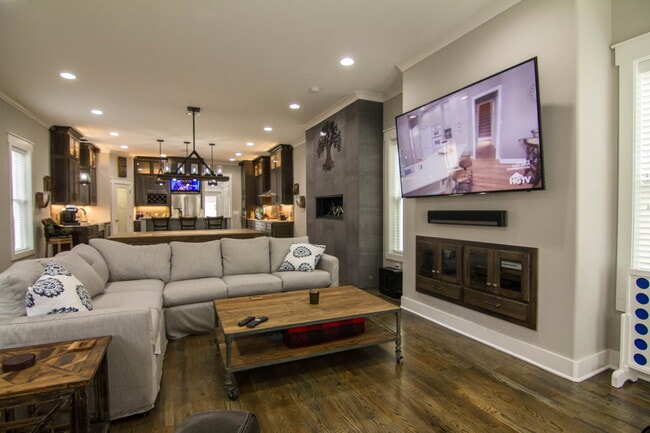 Building Photo - NOW AVAILABLE!! Furnished Custom-Built Home **Month-to-Month** Lease Option, 1.5 Miles to Broadway!