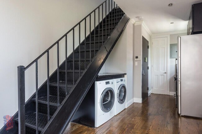 Building Photo - 212 E 105th St