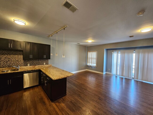 Building Photo - 700 New St