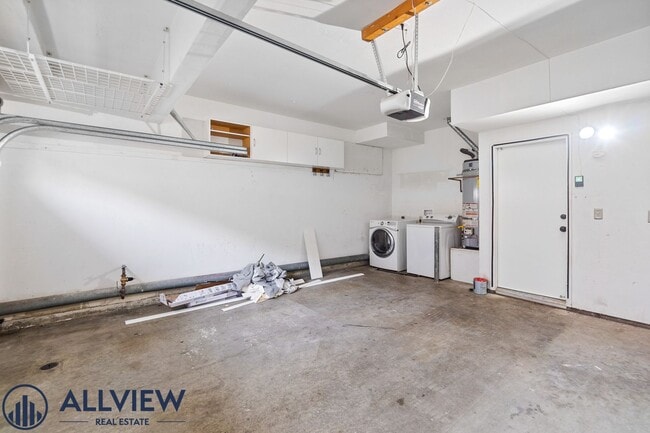 Building Photo - Updated 3 Bed, 2.5 Bath Home Available in ...