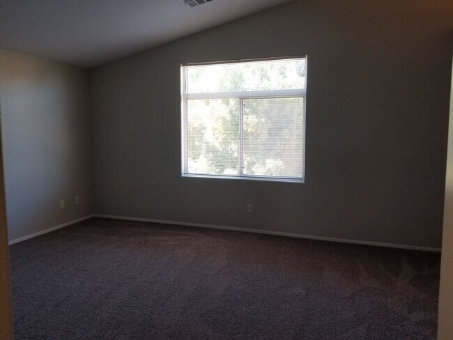 Building Photo - 4 Bedroom Single Family!!