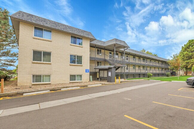 Building Photo - $1,650.00 - HALF OFF First Month's Rent - 3 Bedrooms, 2 Bathrooms, Condo in Lakewood with Onsite ...
