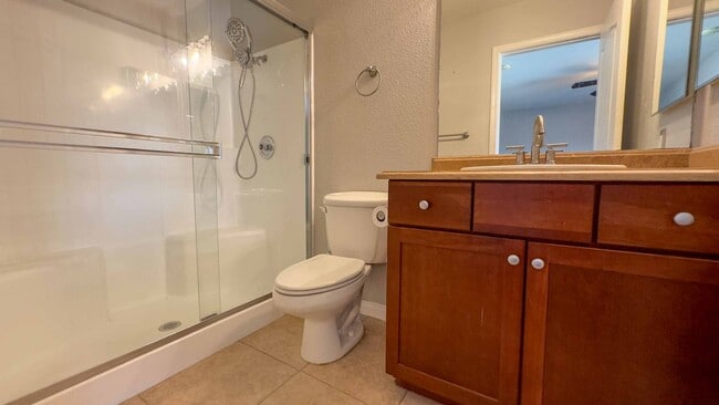 Building Photo - 3-bedroom, 2.5-bath split-level condo