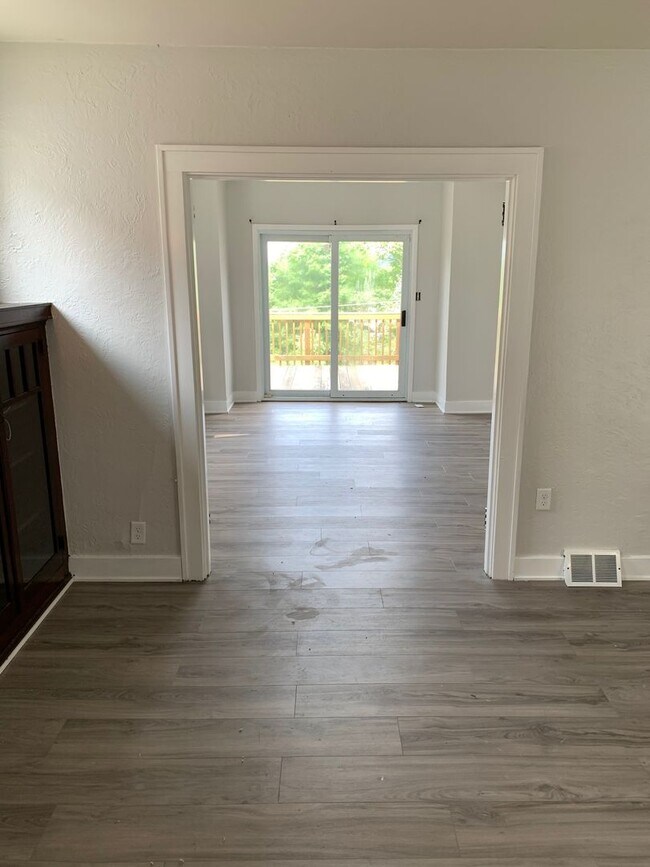 Building Photo - 3 bedroom 1 bath deck and yard
