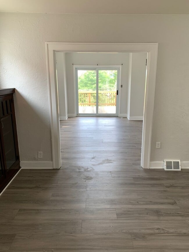 Building Photo - Secret room with 3 bedroom 1 bath deck and...