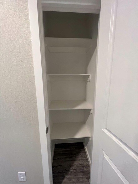 Building Photo - 2018 Kenwood Ave