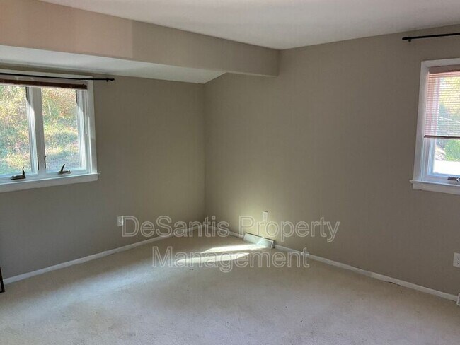 Building Photo - 471 Manordale Rd
