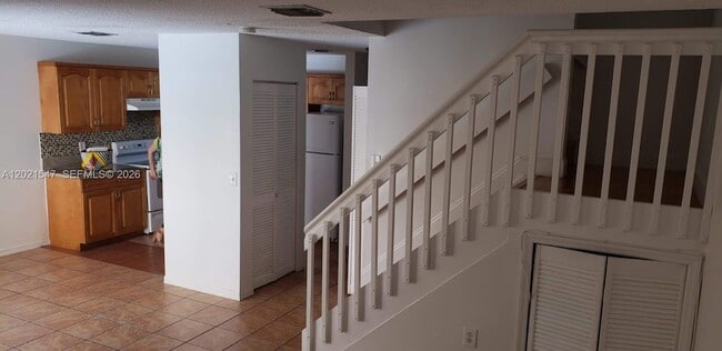 Building Photo - 6225 SW Kendale Lakes Cir