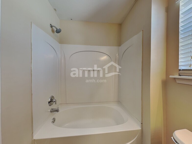 Building Photo - 6352 Hedgewood Ln