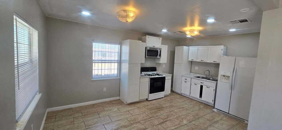 Building Photo - 8828 Kenneth St