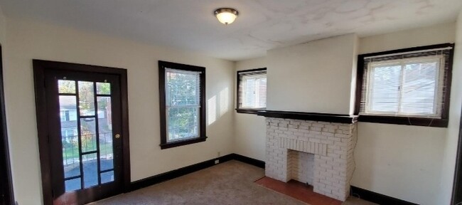 Sitting room - 1031 Lockman Ave