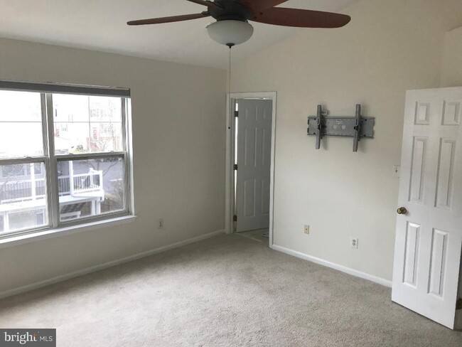 Building Photo - 42954 Beachall St