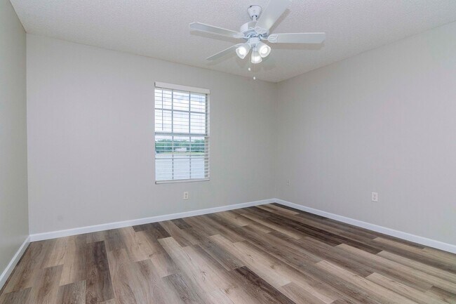 Building Photo - Lake Front - 2nd Floor - Upgraded- 1 Bedroom 1 Bathroom for Rent in Brandon, FL