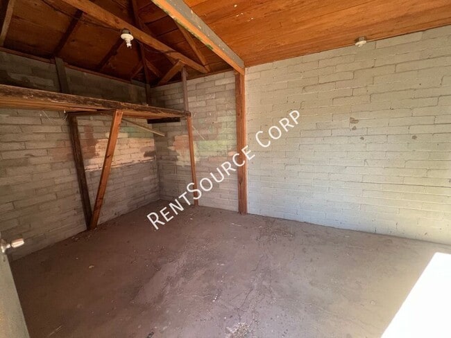 Building Photo - 808 Arville Ave