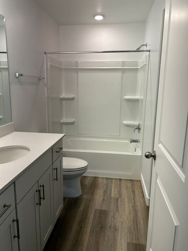 Building Photo - Charming Townhome