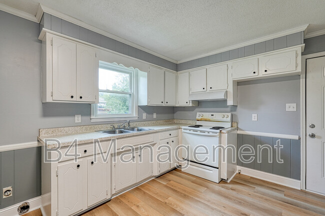 Building Photo - 835 Archer Rd