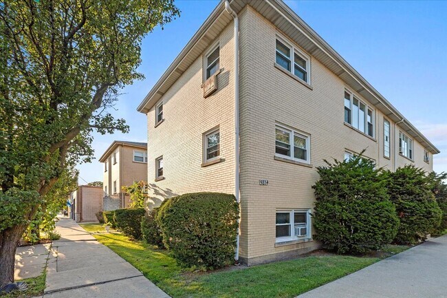 Primary Photo - 5834 W Montrose Ave