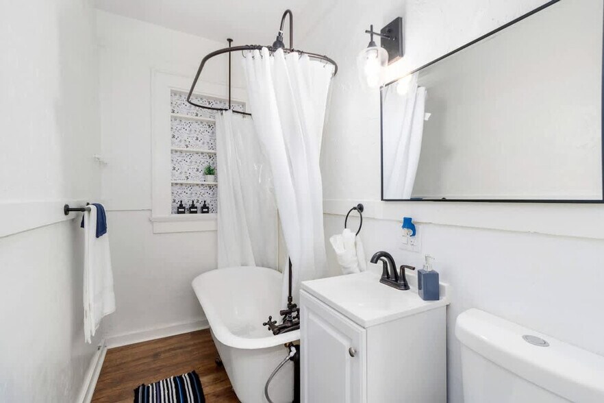 Building Photo - 728 Johnson Ave