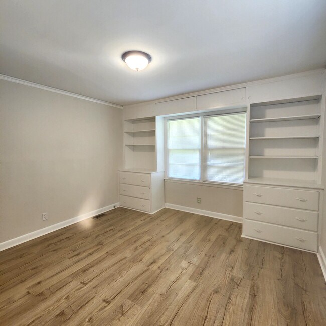 Building Photo - 6 N Gaywood Dr