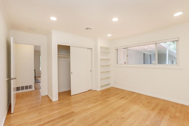 Building Photo - 3 Bed / 3 Bath + Bonus room pet friendly Millbrae home with pool on a 1/2 acre lot. YouTube tour!!