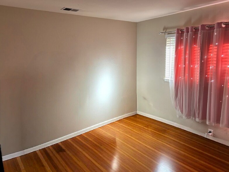 Building Photo - 875 September Dr