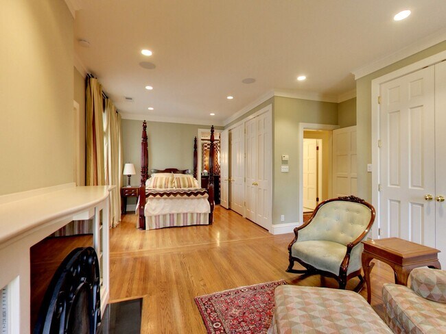 Building Photo - STUNNING 2/2 W/ Dining Room and LARGE Atti...