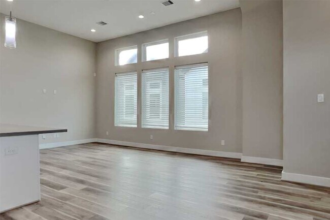 Building Photo - 5902 Gardendale Dr