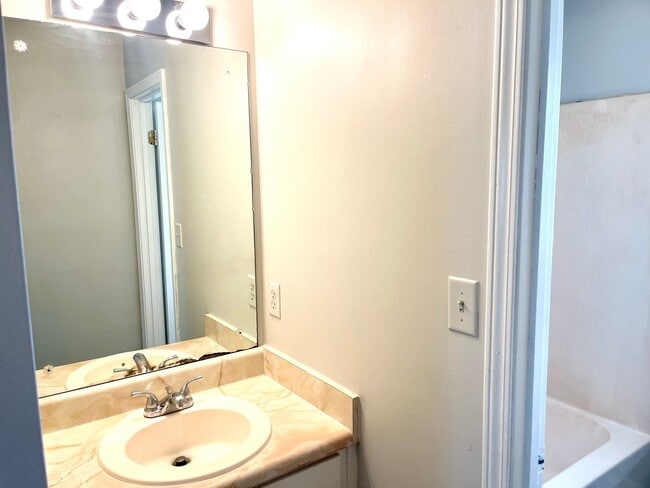 Building Photo - Welcome to this charming 1-bedroom, 1-bath...