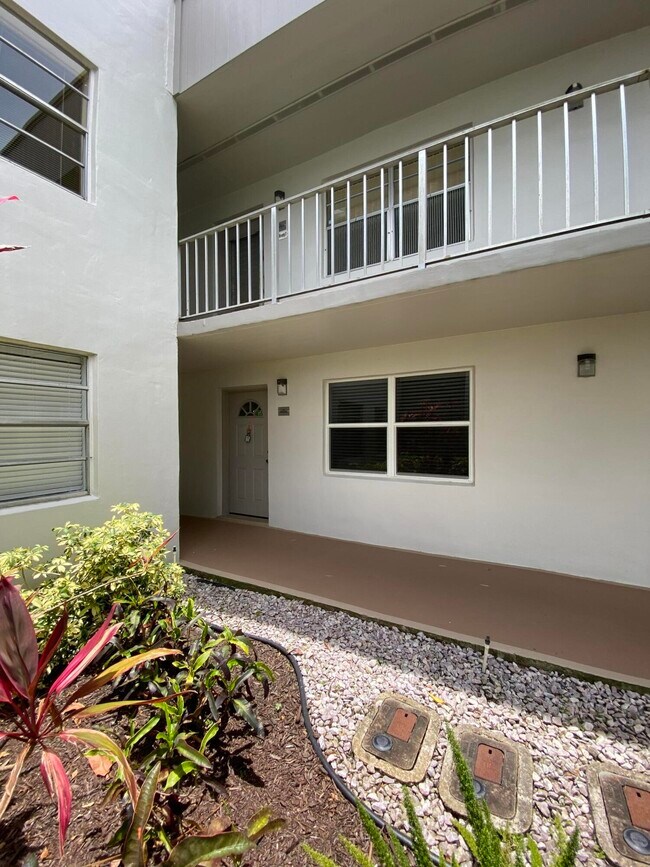 Building Photo - 148 Normandy Ln