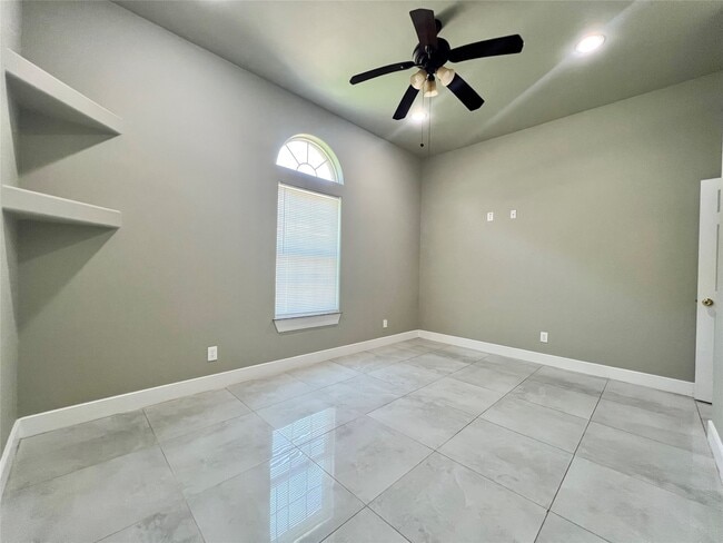 Building Photo - 216 Thorn Ridge St