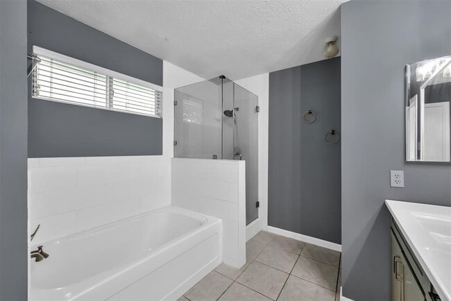 Building Photo - 10914 Waterview Cir