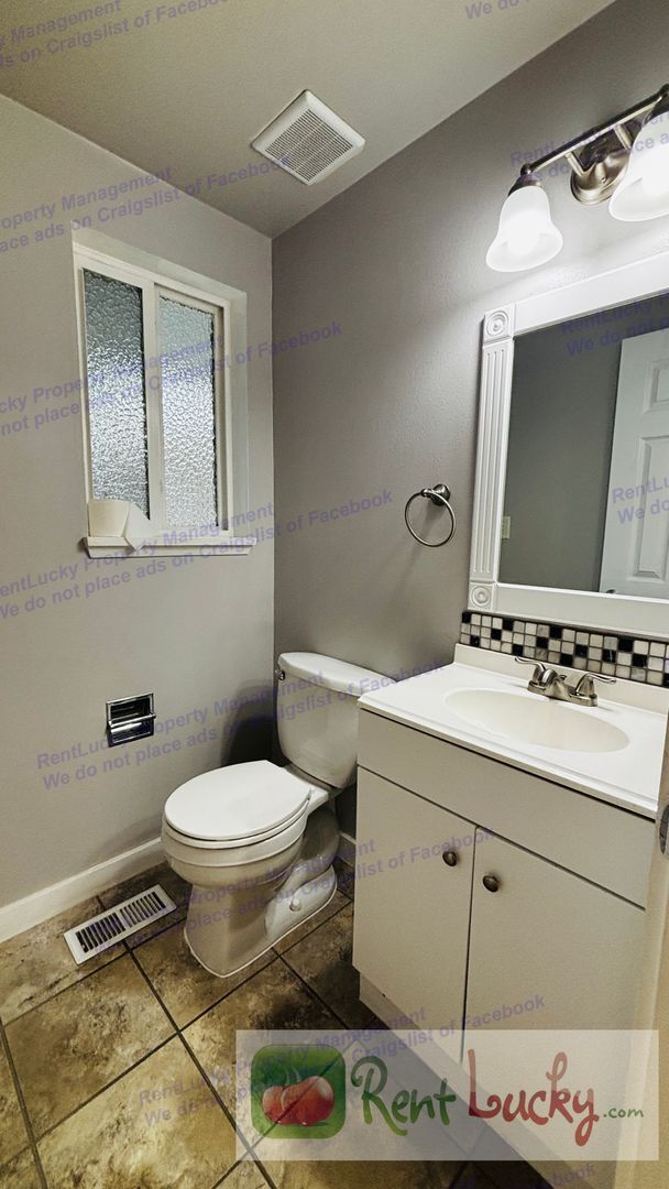 Building Photo - Charming 3 Bedroom Rambler + Large Storage/Shop  | Kent, WA