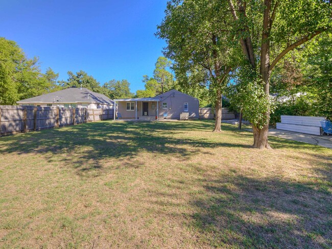 Building Photo - Super cute 3 bedroom bungalow
