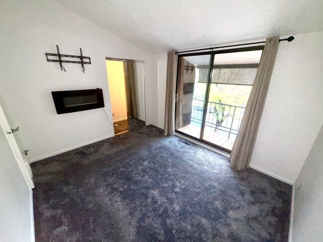 Building Photo - 2 bedroom 2 bath condo