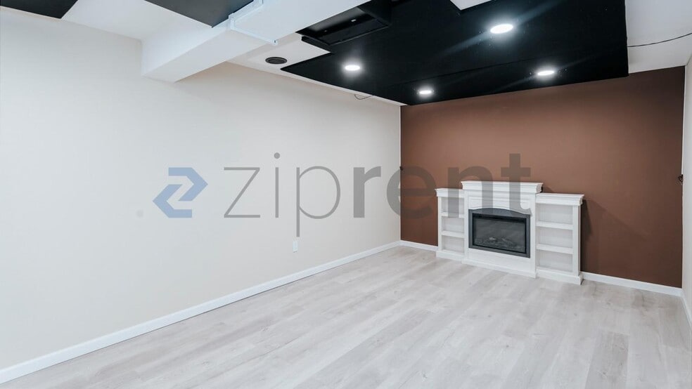 Building Photo - Unit