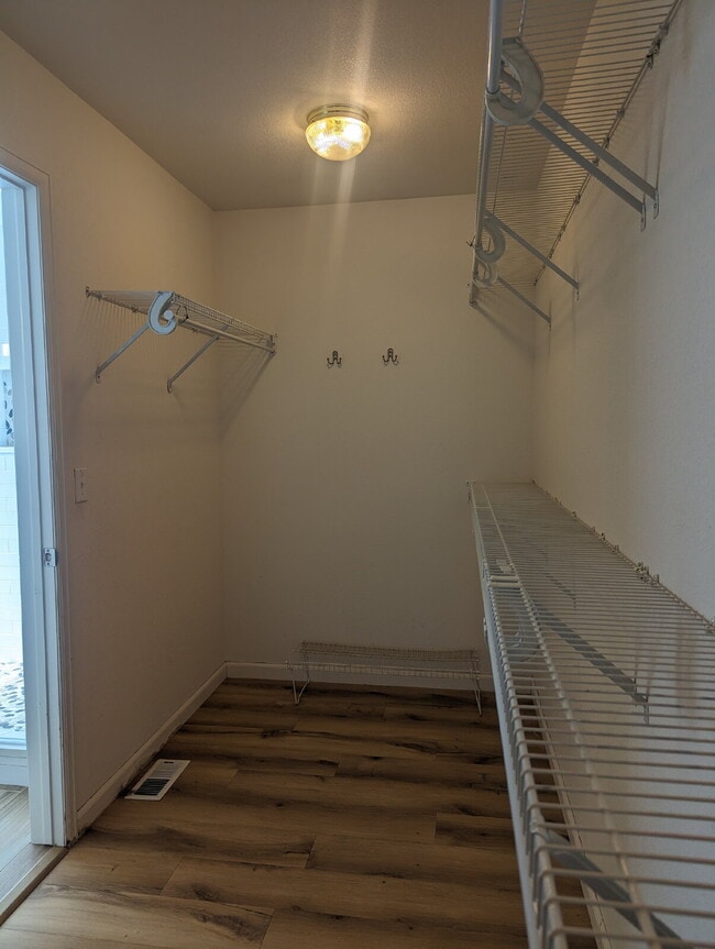 Building Photo - Updated 4 bedroom in West Longmont!