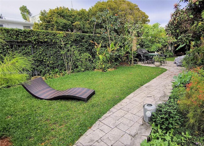 Building Photo - 833 10th St