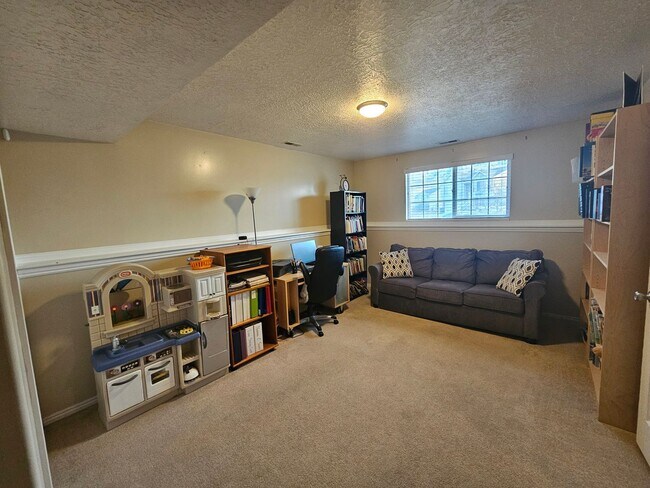 Building Photo - Spacious 4-Bed, 2-Bath Pet-Friendly Home with Central Air & 2-Car Garage! - Available NOW!