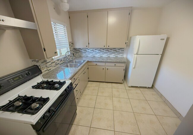 Building Photo - 519 Linwood Ave