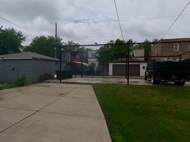 Building Photo - 1430 N Leamington Ave
