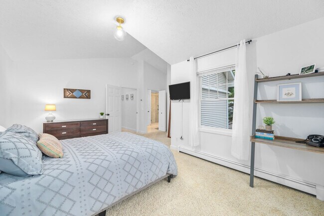 Building Photo - 843 Pine Grove Ave