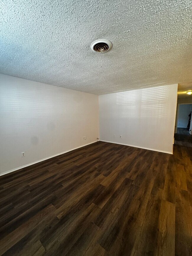 Building Photo - Redone Duplex spacious 2bedrrom 1 bathroom Hospital District