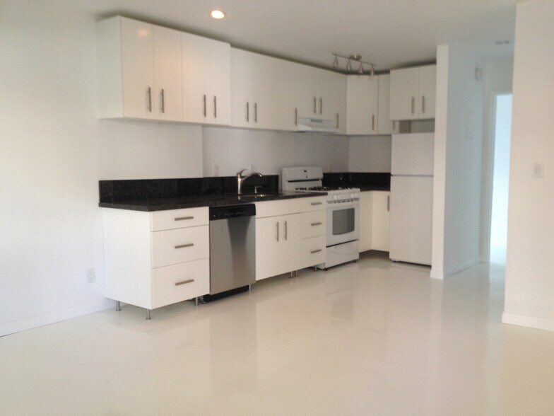 Building Photo - 1520 W Carson St