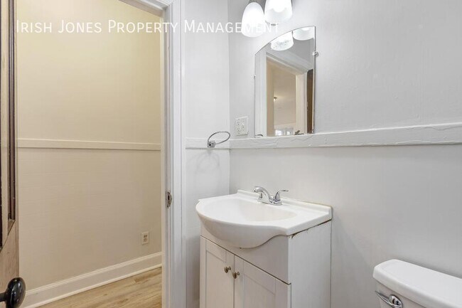 Building Photo - 104 Grote St