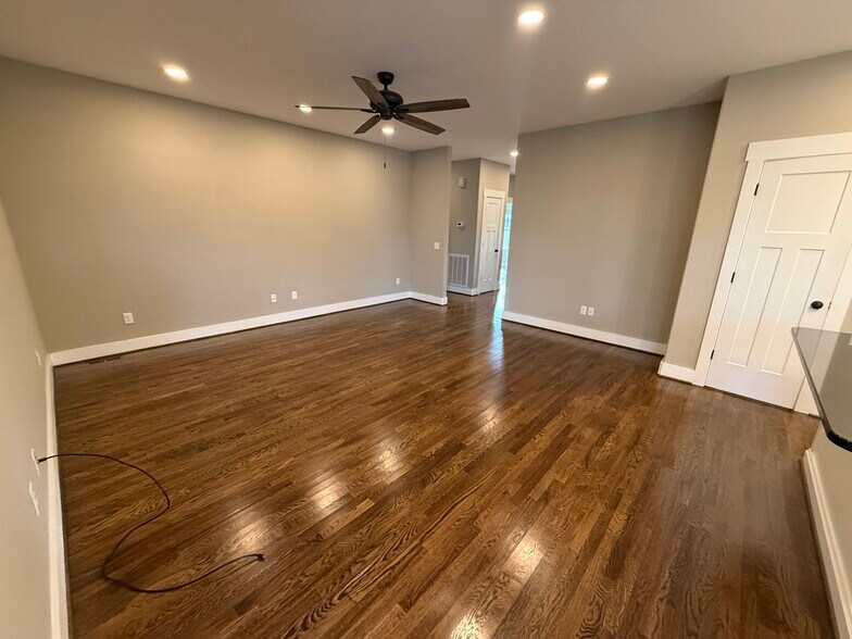 Building Photo - 1124 Cross Pointe Dr