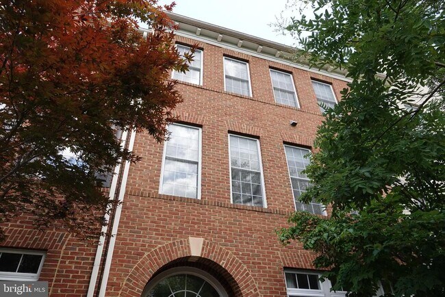 Building Photo - 1115 Crestfield Dr